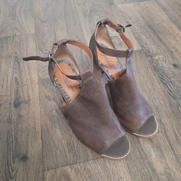 Lucky Brand brown leather 4" heel Tstrap sandal size 9.5 - Picture 1 of 9